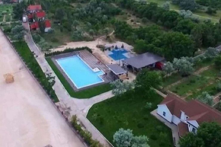 Rusiyalı hərbçilər Zelenskinin bağ evini qarət etdilər