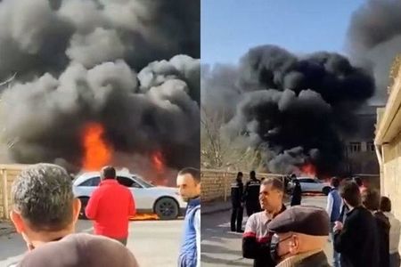 DƏHŞƏT! Bakıda 3 lüks avtomobil hər kəsin gözü önündə belə yanıb külə döndü -       VİDEO
