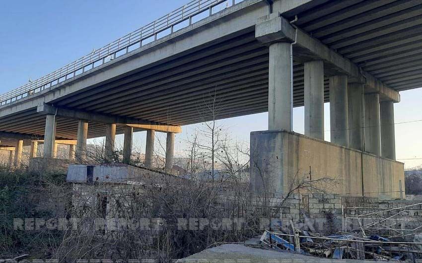 Azərbaycanda avtomobil körpüdən aşdı