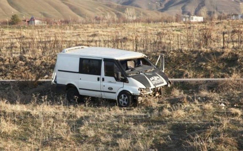 Mühacirləri daşıyan mikroavtobus aşıb, 4 nəfər ölüb, 25 nəfər yaralanıb