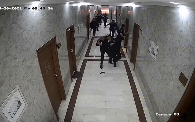 Polisin şöbədə arvadını öldürdüyü an -         VİDEO