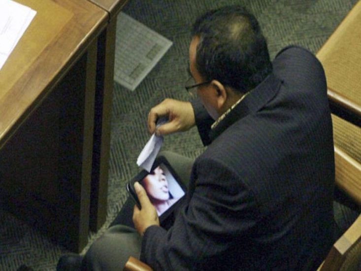 Deputat iclasda pornoya baxanda tutuldu