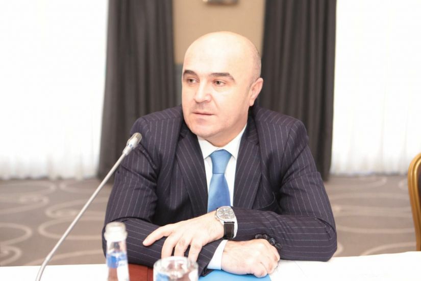 Ekspert: “İnsanların telefonlardan gözünü ayırıb kitab oxumaq həvəsi artmasa...”