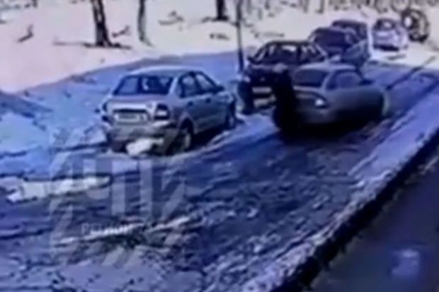 Sürücü avtomobili ilə yaşlı qadının üzərindən iki dəfə keçdi –     VİDEO