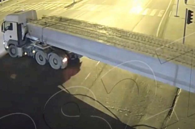 Minik avtomobili beton körpü daşıyan yük maşınının altında qalmaqdan son anda xilas oldu –     VİDEO
