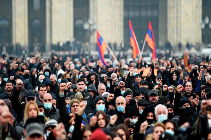 Ermənistan müxalifəti İrəvanda mərkəzi meydanı bağladı