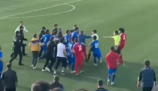 Azərbaycanda futbolçular hakimi döydü -       VİDEO