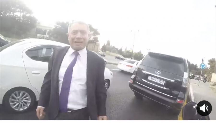 Motosikilet sürücüsünü döyən məmur danışdı:   "Səhv etmişəm"