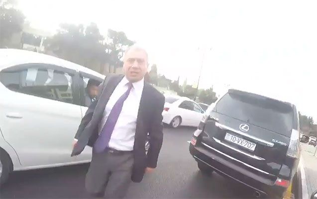 Motosikletçini döyən məmur saxlanıldı