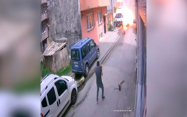 Türkiyədə təyyarənin binaların arasına çırpılma anı -     VİDEO