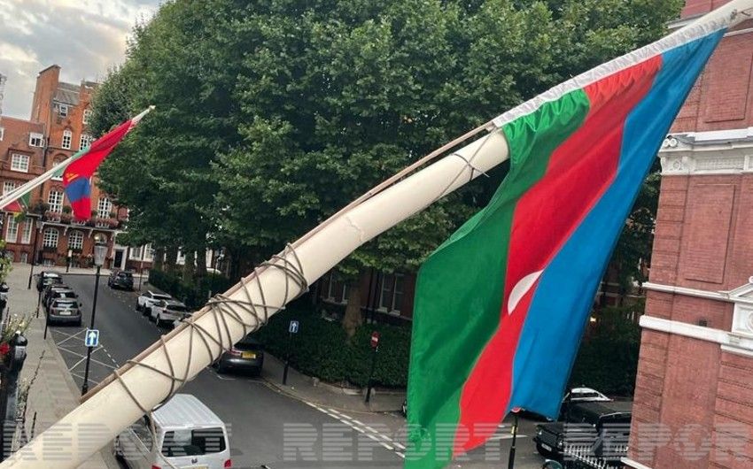 Azərbaycan bayrağı Londondakı səfirlikdə yenidən dalğalanır -       VİDEO
