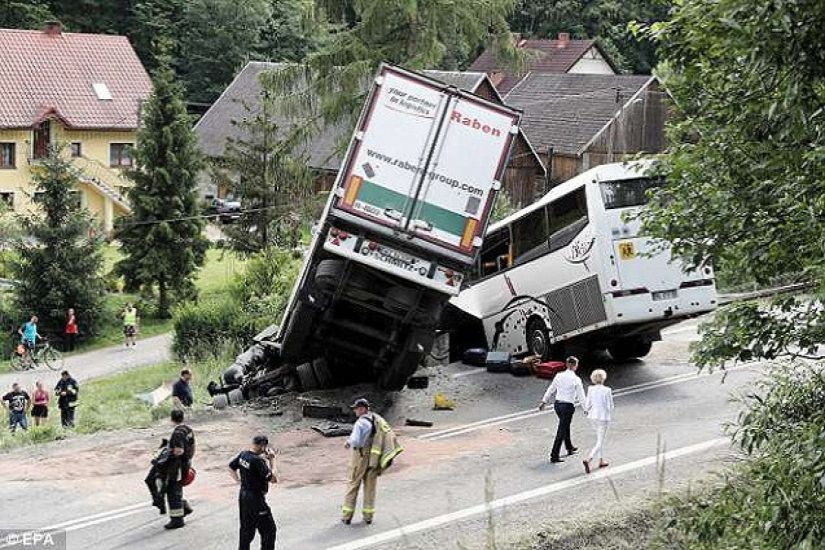 Zəvvarları daşıyan avtobus qəzaya uğrayıb, 12 nəfər ölüb