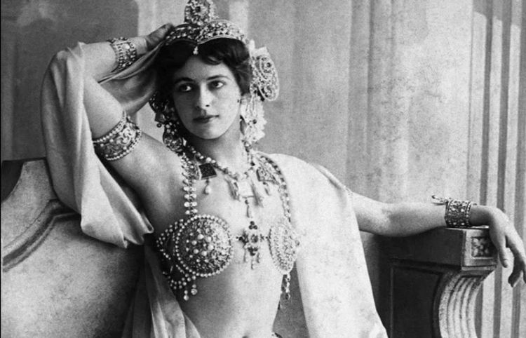 Sevişə-sevişə casusluq etdi, 50 min adamın qanına bais oldu, onu güllələyən əsgərlərə öpüş göndərdi -        Mata Hari kimdir?