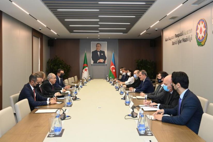 Azərbaycan və Əlcəzair XİN başçılarının geniştərkibli görüşü başladı