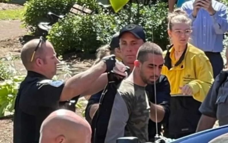 Salman Rüşdini bıçaqlayan gəncin     FOTOSU