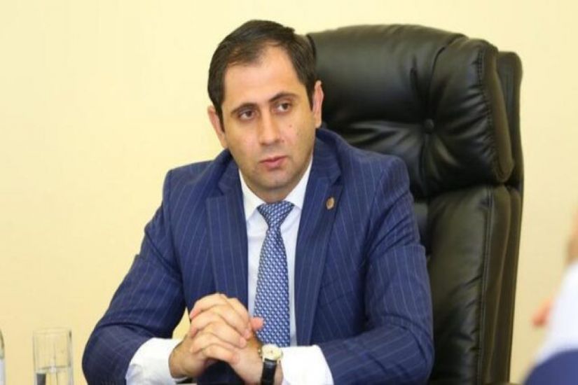 Ermənistan müdafiə naziri Rusiyaya səfərdədir