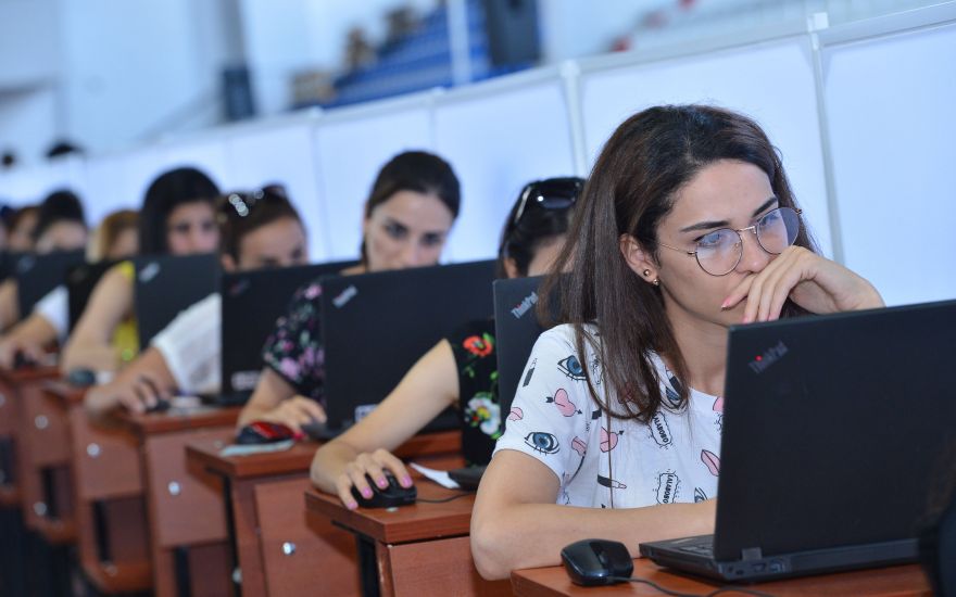 Müəllimlərin     NƏZƏRİNƏ
