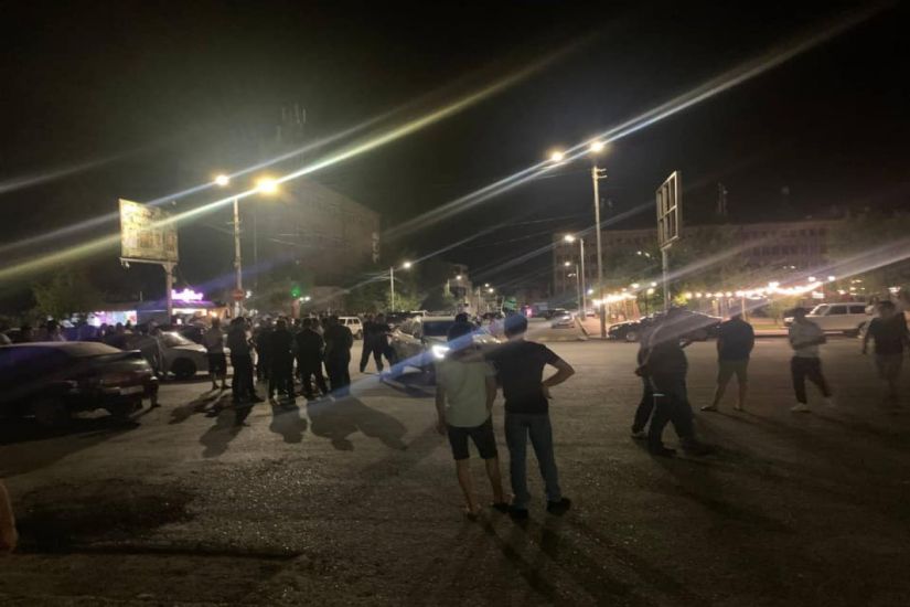 Ermənistanda silahlı şəxs bələdiyyə binasına daxil oldu