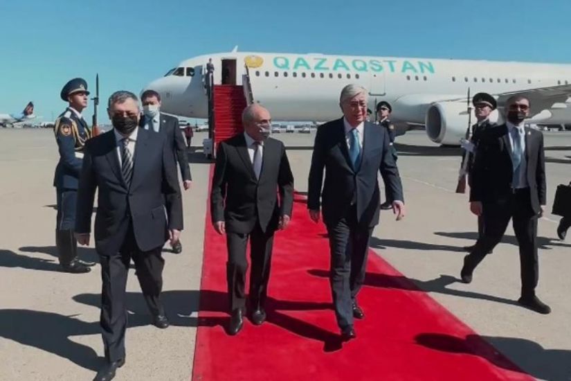 Qazaxıstan Prezidenti Kasım-Jomart Tokayev Azərbaycana rəsmi səfərə gəldi