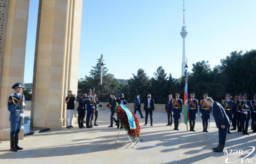 Tokayev Şəhidlər xiyabanını ziyarət edib