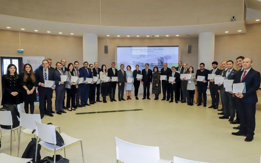 Hikmət Hacıyev xarici diplomatlara Azərbaycanın sülh gündəliyi haqqında danışdı