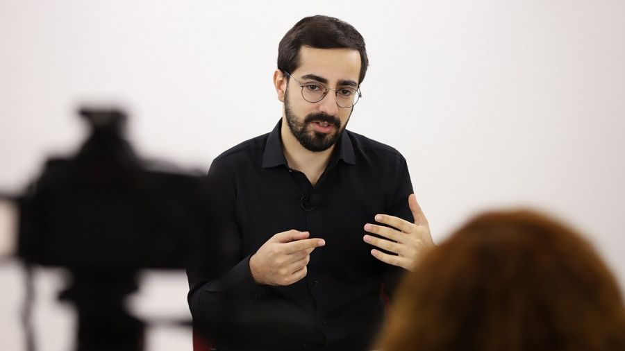 Fərid Pərdəşünas “Lala”dan danışdı:     “İnsanlar bota siyasi, intim münasibətlər barədə suallar daxil edir”