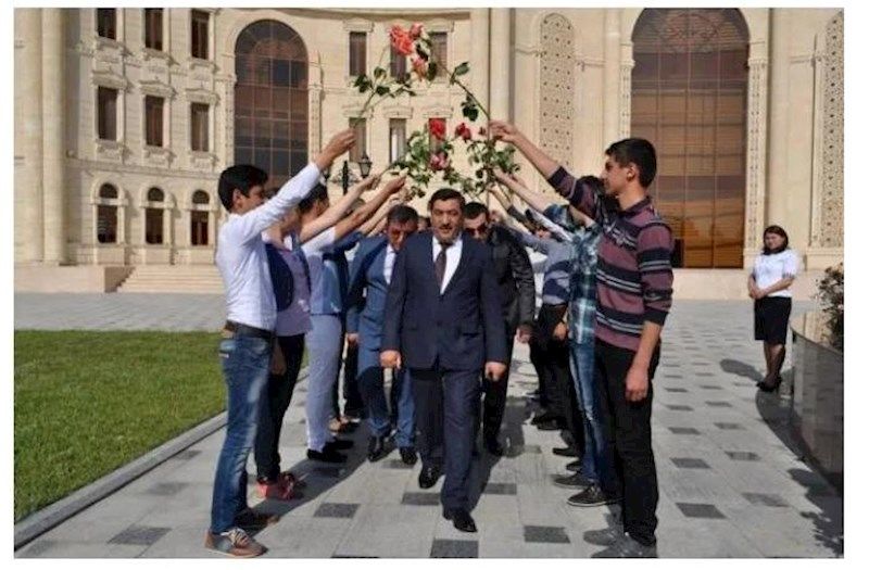 Qızılgül çələngi ilə gündəmə gəlmiş keçmiş başçı yüksək vəzifəyə təyin oluna bilər