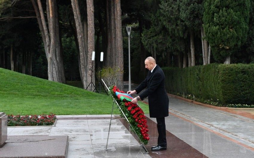 Prezident İlham Əliyev Ümummilli lider Heydər Əliyevin məzarını ziyarət etdi