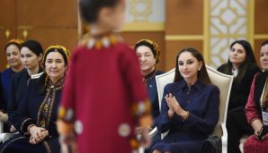 Mehriban Əliyeva Türkmənbaşı şəhərində təsviri və dekorativ sənət əsərlərindən ibarət sərgilərlə tanış olub — foto 10