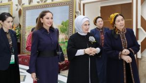 Mehriban Əliyeva Türkmənbaşı şəhərində təsviri və dekorativ sənət əsərlərindən ibarət sərgilərlə tanış olub — foto 13