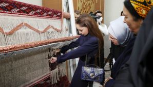 Mehriban Əliyeva Türkmənbaşı şəhərində təsviri və dekorativ sənət əsərlərindən ibarət sərgilərlə tanış olub — foto 14