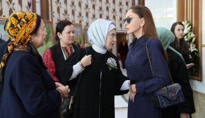 Mehriban Əliyeva Türkmənbaşı şəhərində təsviri və dekorativ sənət əsərlərindən ibarət sərgilərlə tanış olub — foto 15
