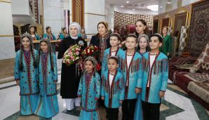 Mehriban Əliyeva Türkmənbaşı şəhərində təsviri və dekorativ sənət əsərlərindən ibarət sərgilərlə tanış olub — foto 3
