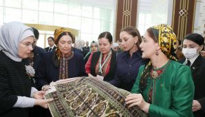 Mehriban Əliyeva Türkmənbaşı şəhərində təsviri və dekorativ sənət əsərlərindən ibarət sərgilərlə tanış olub — foto 5