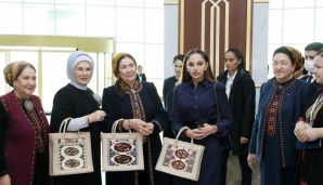 Mehriban Əliyeva Türkmənbaşı şəhərində təsviri və dekorativ sənət əsərlərindən ibarət sərgilərlə tanış olub — foto 6