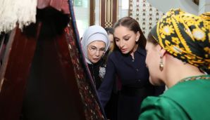 Mehriban Əliyeva Türkmənbaşı şəhərində təsviri və dekorativ sənət əsərlərindən ibarət sərgilərlə tanış olub — foto 7
