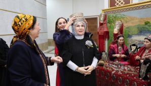Mehriban Əliyeva Türkmənbaşı şəhərində təsviri və dekorativ sənət əsərlərindən ibarət sərgilərlə tanış olub — foto 8