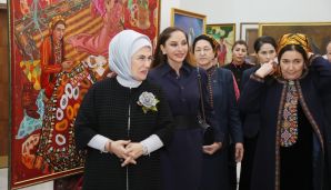 Mehriban Əliyeva Türkmənbaşı şəhərində təsviri və dekorativ sənət əsərlərindən ibarət sərgilərlə tanış olub — foto 9