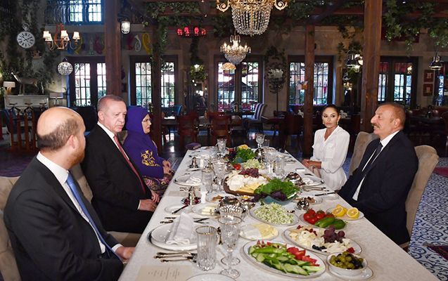 Azərbaycan və Türkiyə dövlət başçılarının və onların xanımlarının şərəfinə rəsmi nahar verilib