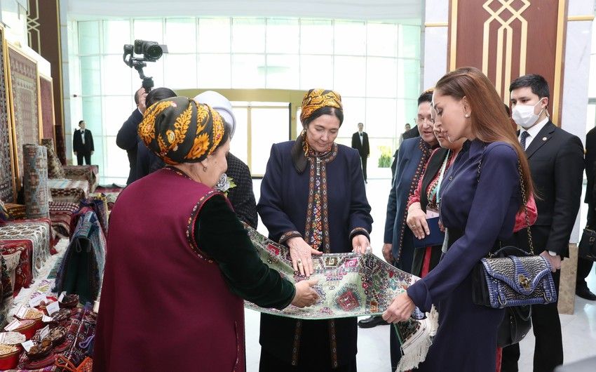 Mehriban Əliyeva Türkmənbaşı şəhərində təsviri və dekorativ sənət əsərlərindən ibarət sərgilərlə tanış olub
