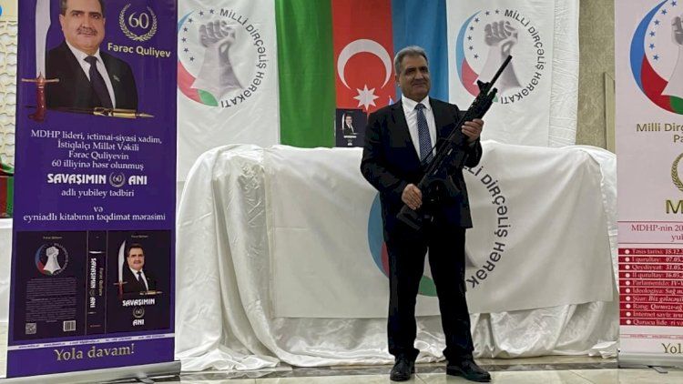 Azərbaycanda partiya sədrinə təhlükəli silah hədiyyə olundu