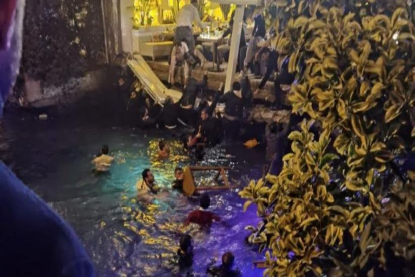 İstanbulda restoranın terrası çöküb, müştərilər dənizə düşdü