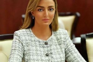 Kasıb ailənin evinə ayaqqabı ilə girən deputat üzərində sərvət daşıyır -     Maşın qiymətinə olan saat, dəbdəbəli geyimlər - FOTOLAR — foto 6