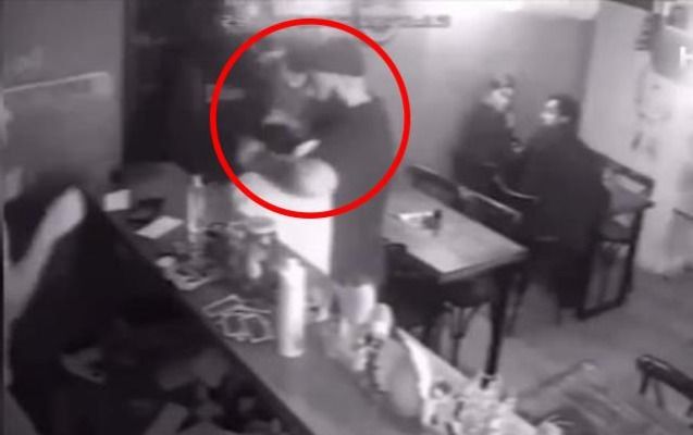 “Kurtlar vadisi”nin aktyoru kafedə müştəriyə bıçaqla hücum etdi -       VİDEO