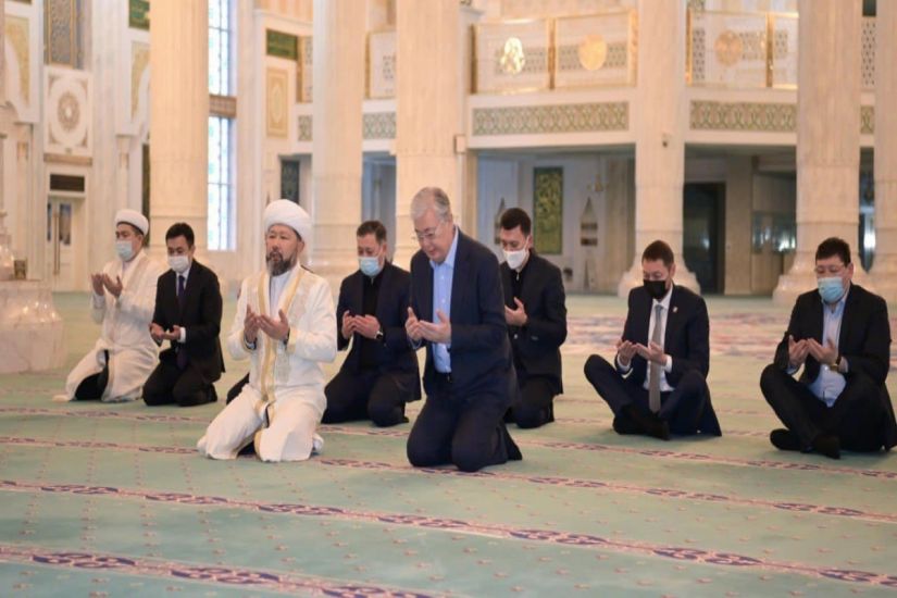 Tokayev "Həzrət Sultan" məscidində iğtişaşlar zamanı həlak olanların xatirəsini yad etdi
