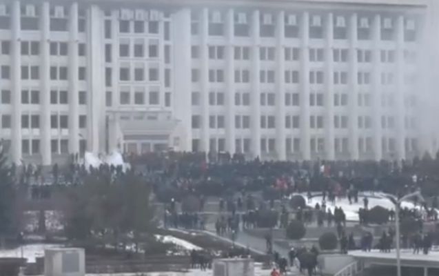 Almatıda bələdiyyə binasına hücum edildi -     VİDEO