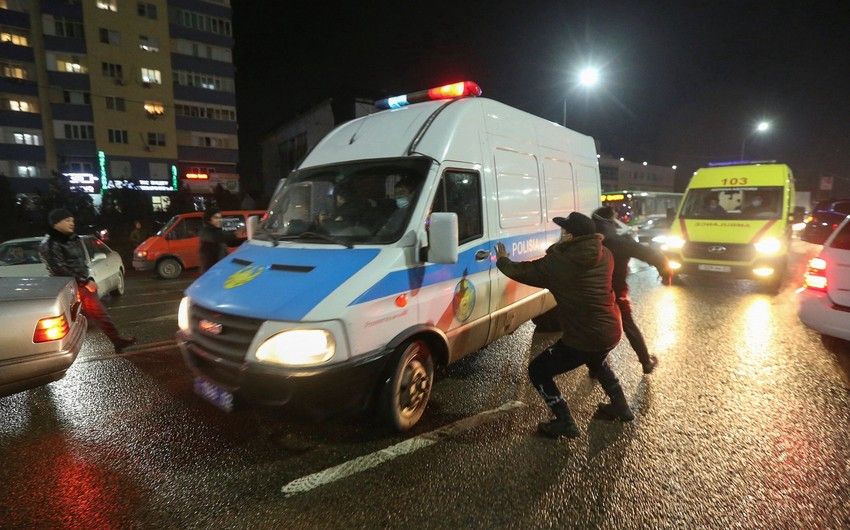 Qazaxıstanda mətbuat işçisi ayağından yaralandı