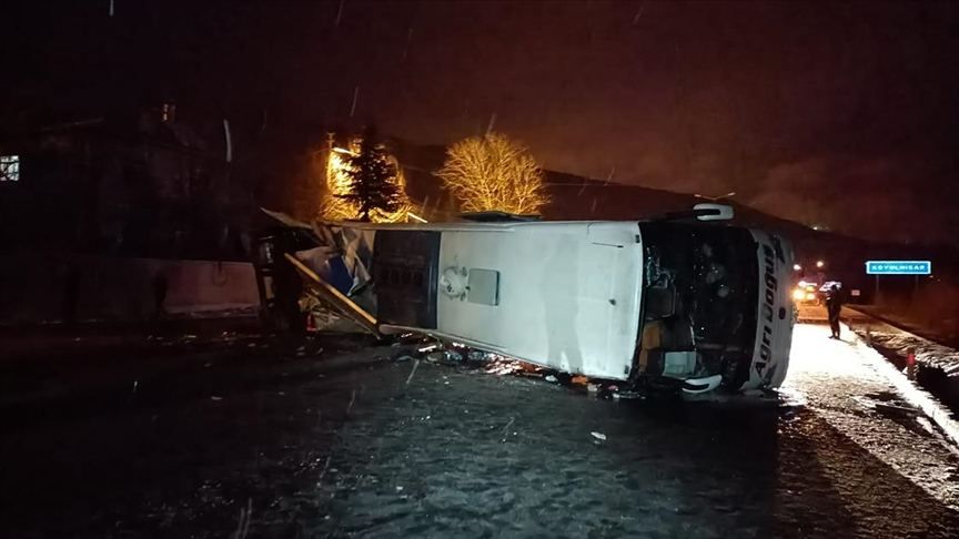 Türkiyədə sərnişin avtobusu yük maşınına çırpılaraq aşıb, yaralılar var
