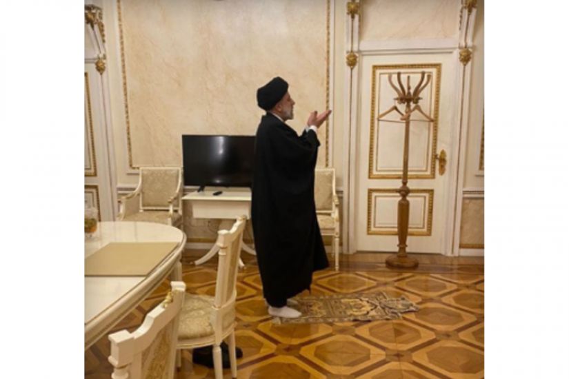 İran Prezidenti Putinlə görüşdən sonra Kremldə namaz qıldı
