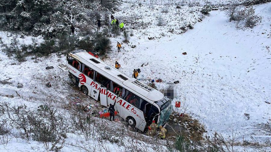 Avtobus dərəyə aşdı:     Ölən və yaralananlar var